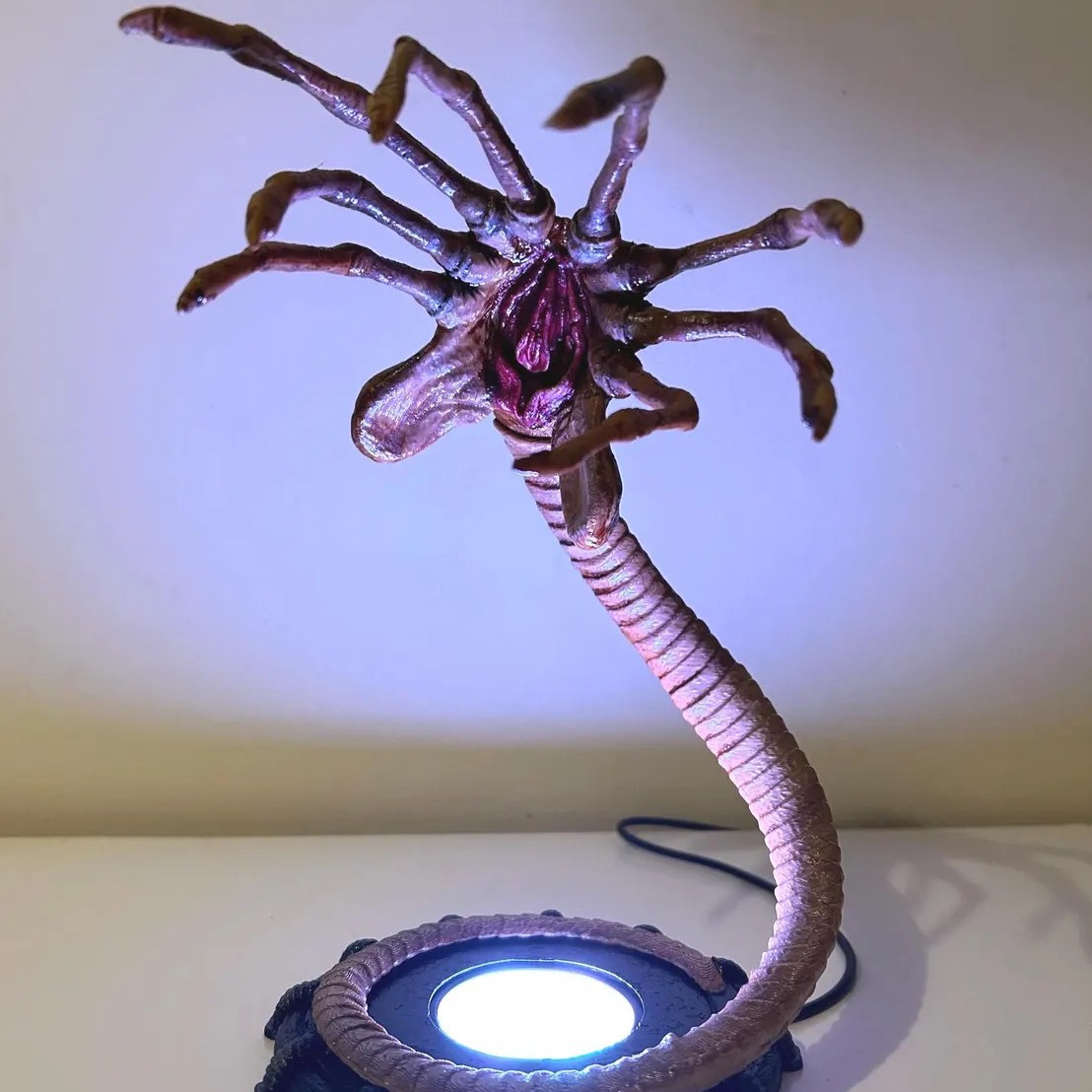 Lámpara Alien Facehugger, Luz  - Lighting Decor Home reseña y precio
