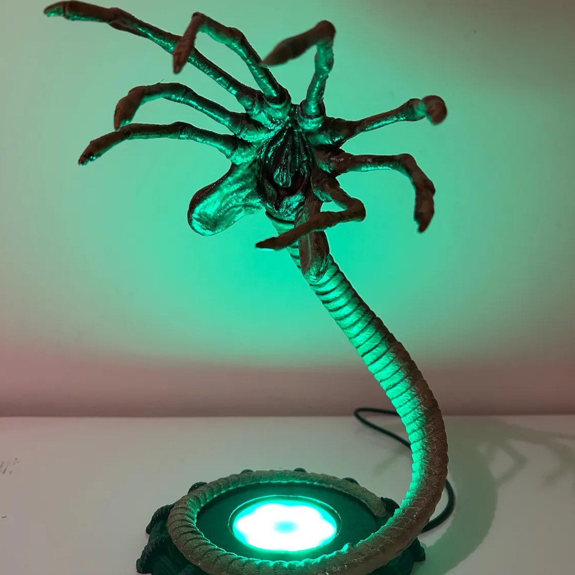 Lámpara Alien Facehugger, Luz  - Lighting Decor Home reseña y precio