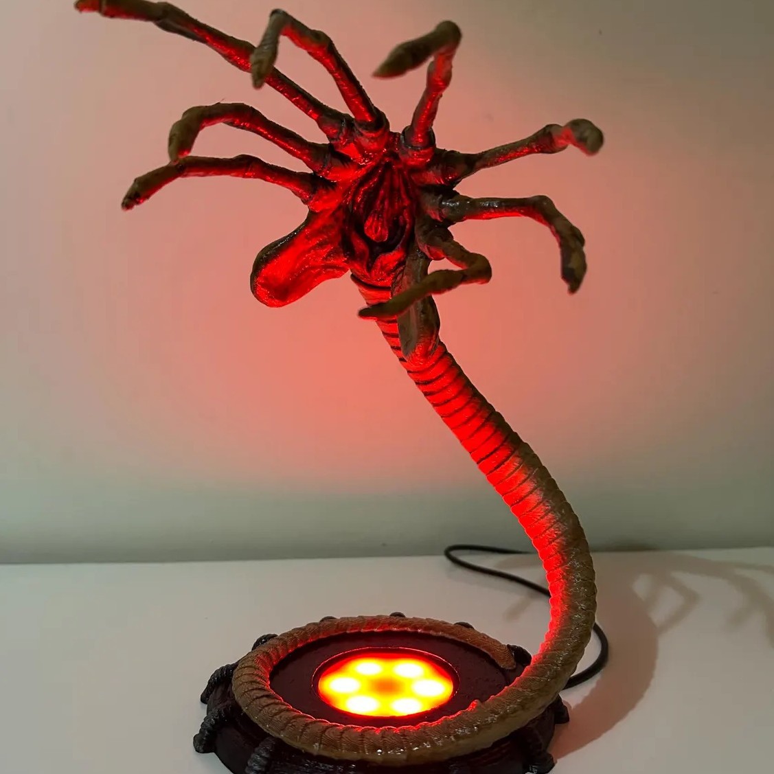 Lámpara Alien Facehugger, Luz  - Lighting Decor Home reseña y precio
